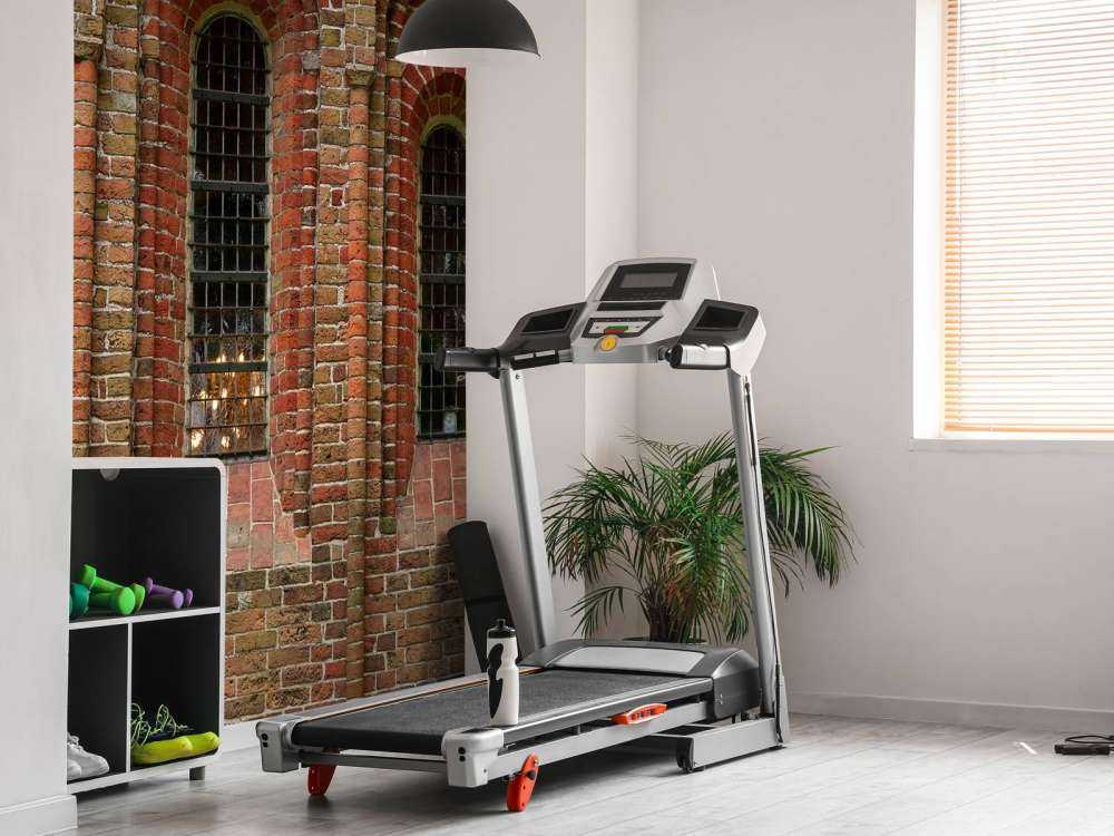 Muro di mattoni con archi e finestre