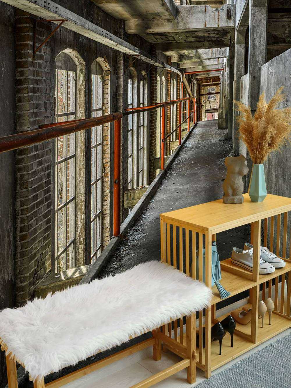 Passerella in un edificio abbandonato