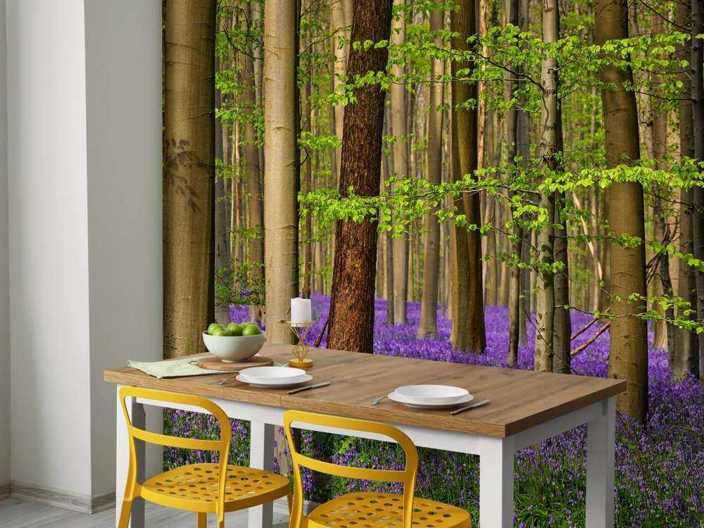 Foresta con fiori viola