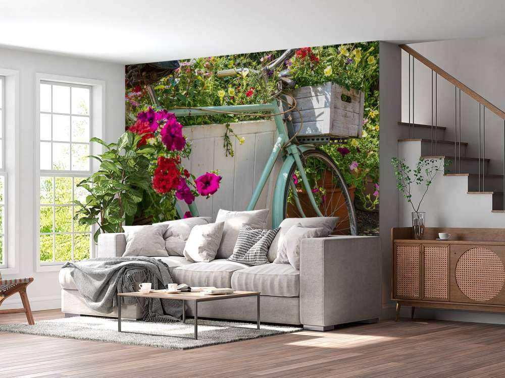 Vecchia bicicletta con fiori