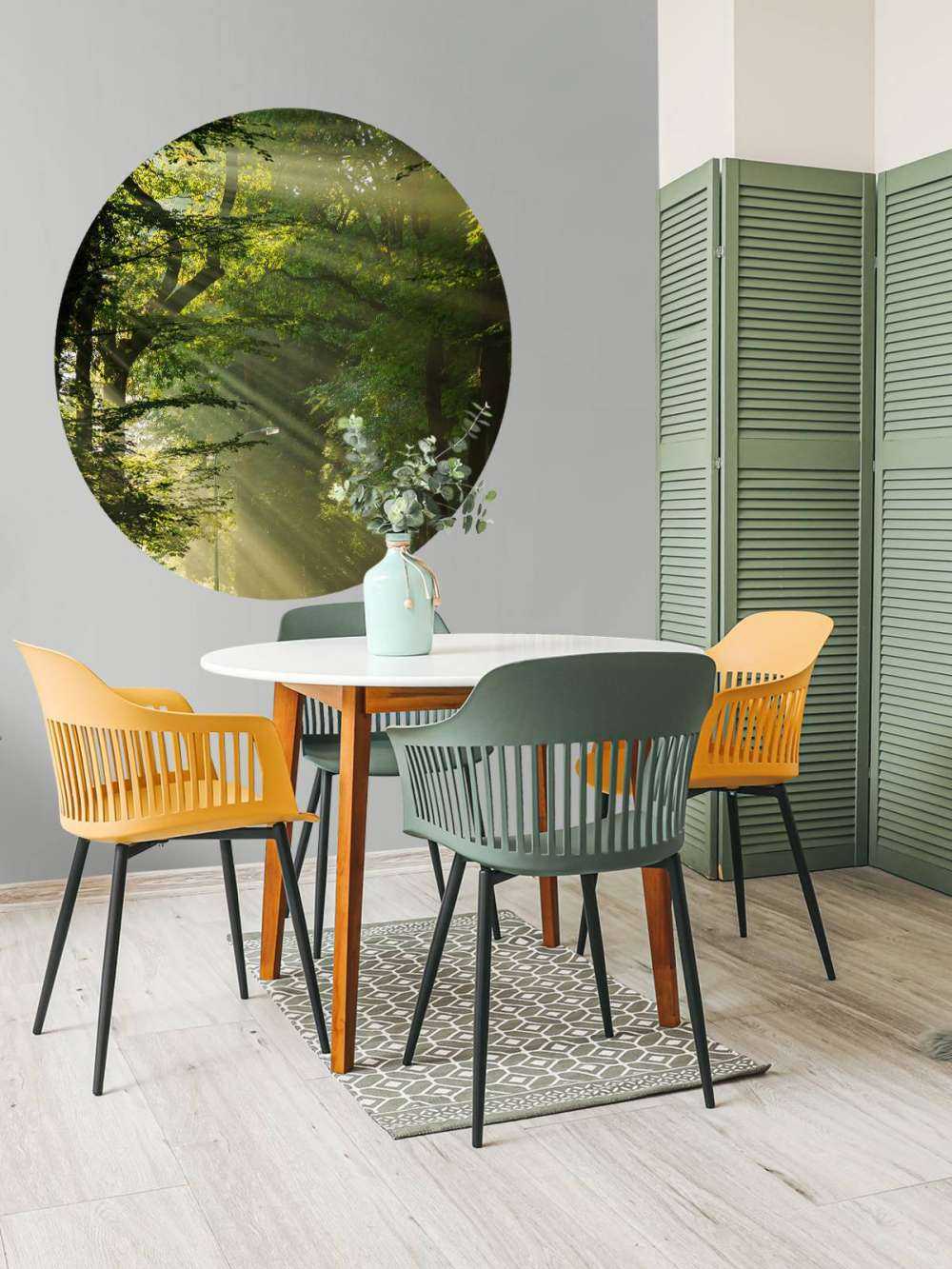 Raggi di sole attraverso gli alberi