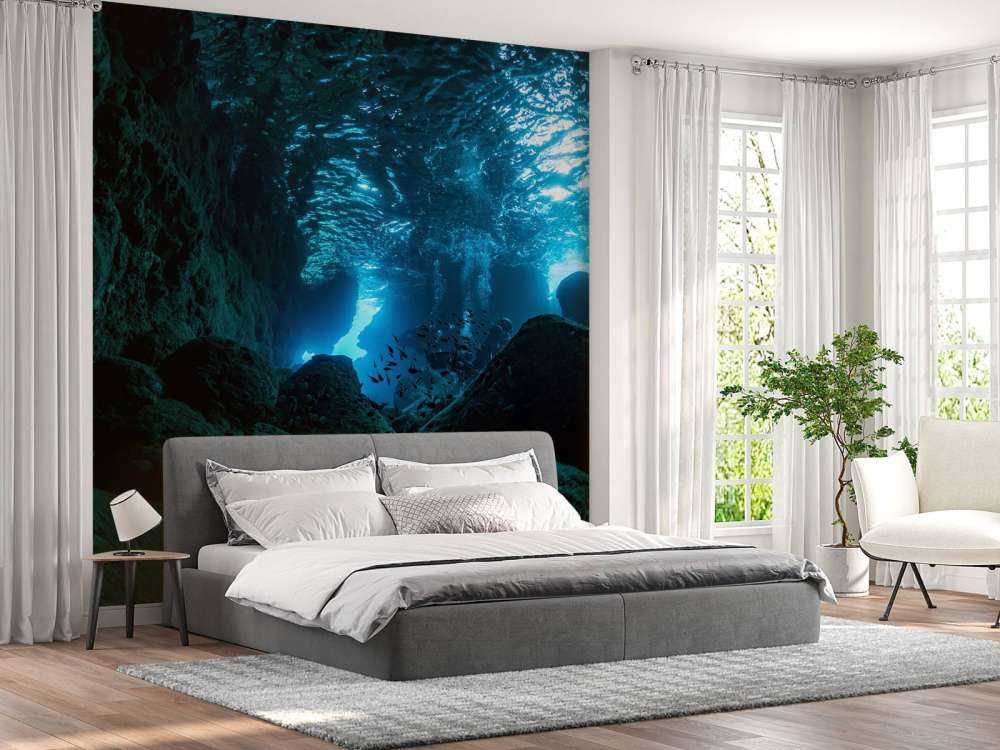 Raggi di sole in grotta subacquea