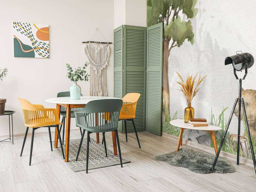 Animali della foresta vicino a una montagna