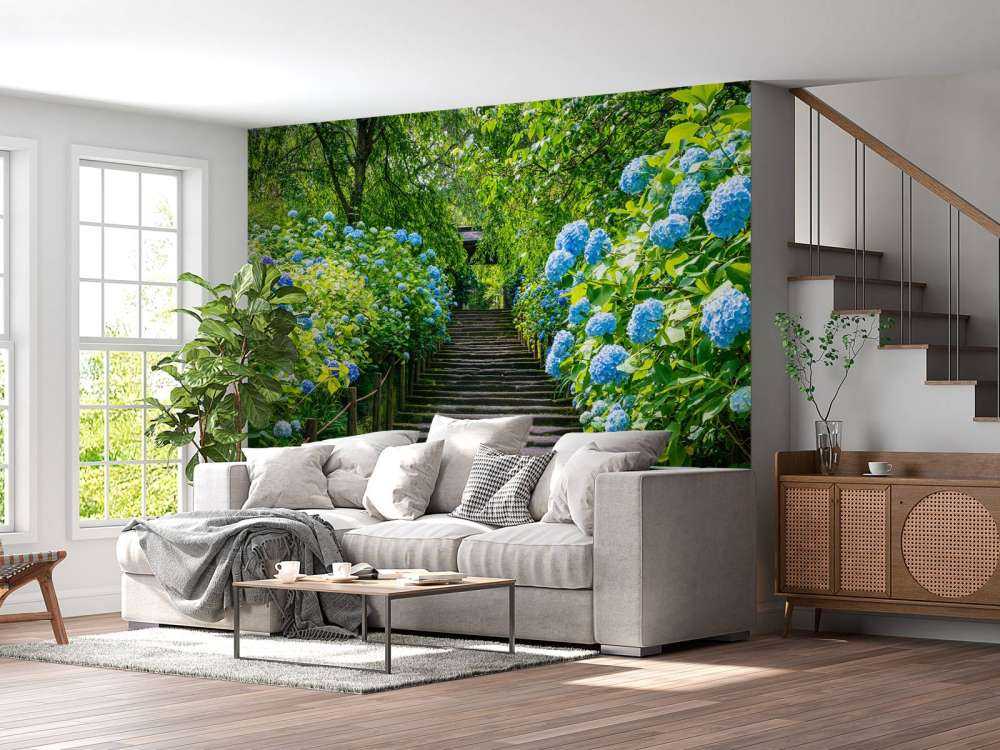 Scala tra le ortensie