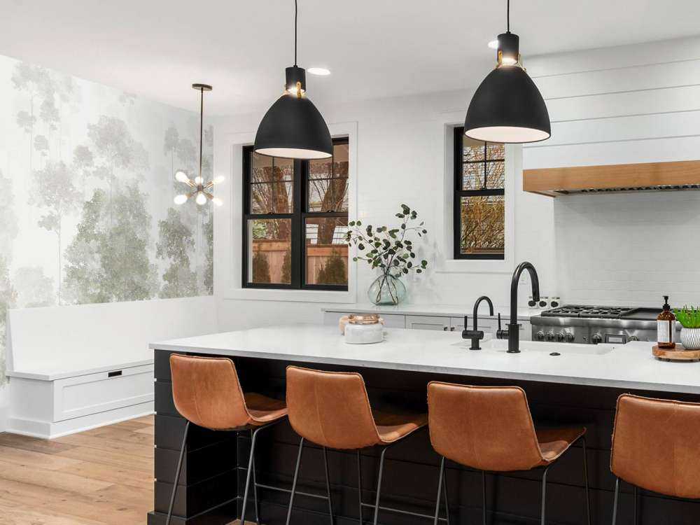 Foresta dipinta nella nebbia