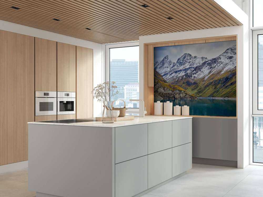 Cime di montagna con neve vicino al lago di montagna