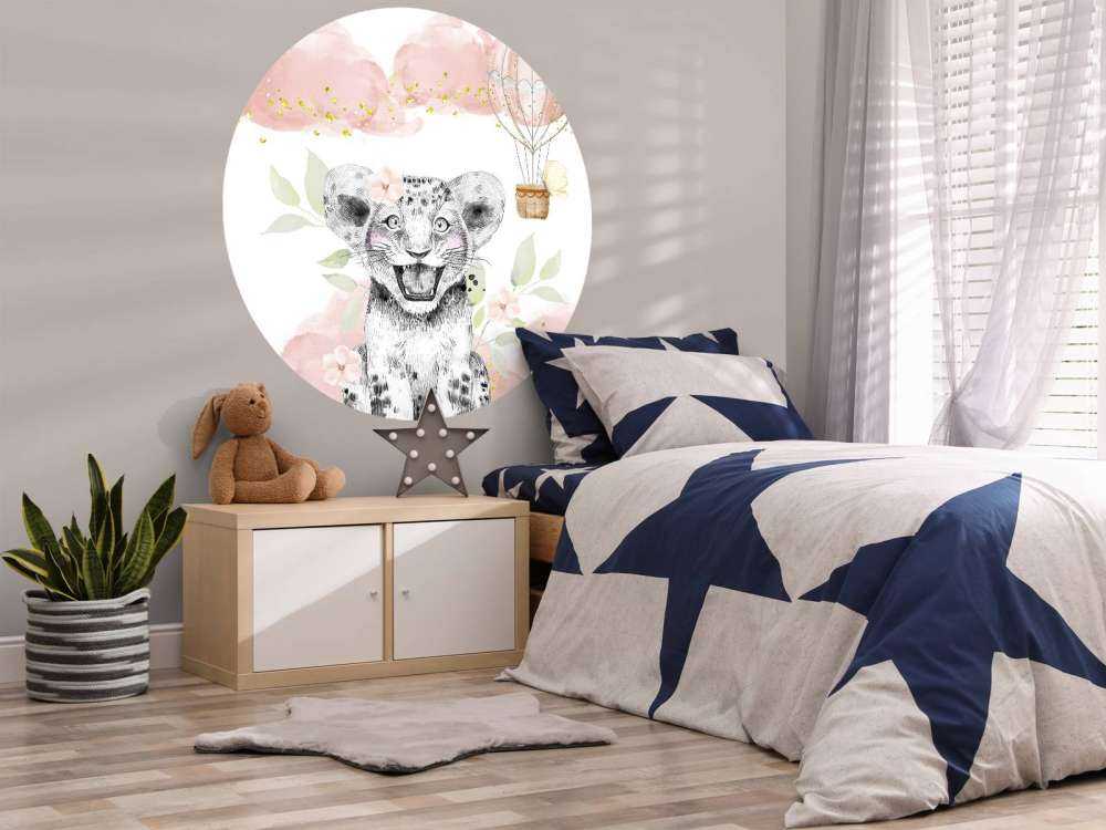 Cucciolo di leone allegro e palloncino