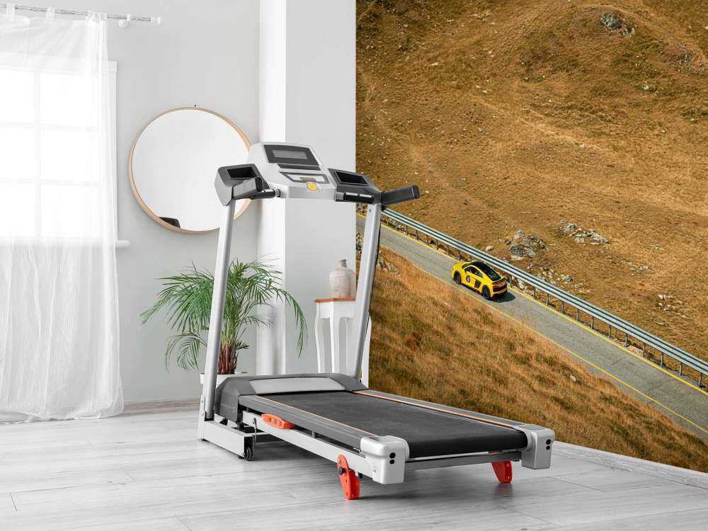 Audi R8 su una solitaria strada di montagna