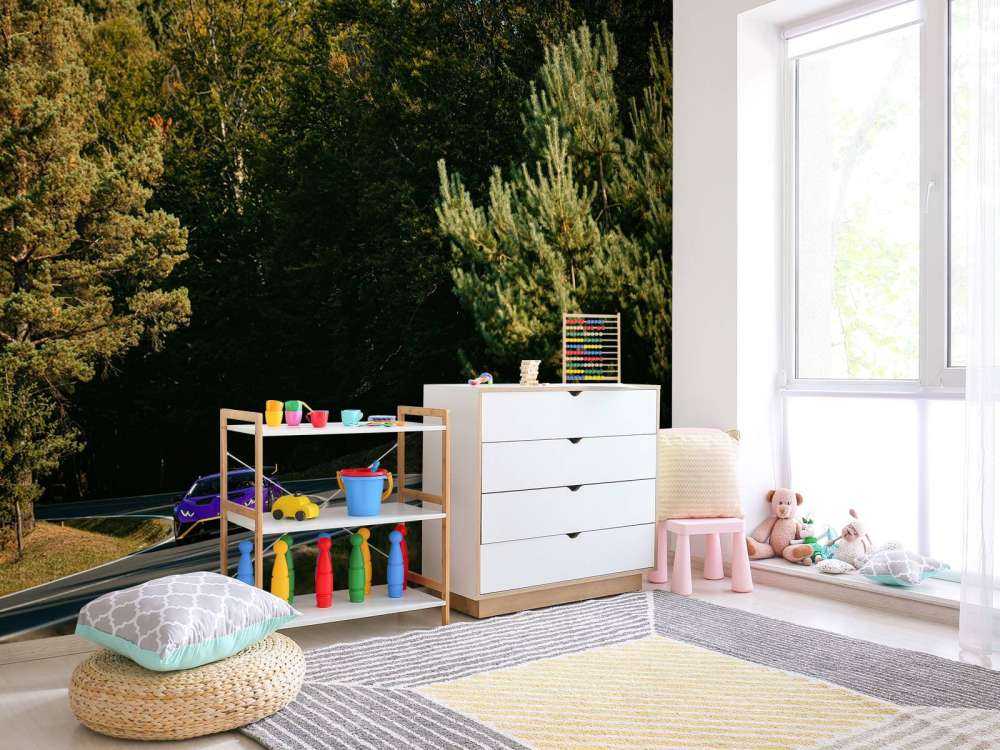 Lamborghini Huracán viola in paesaggio boschivo