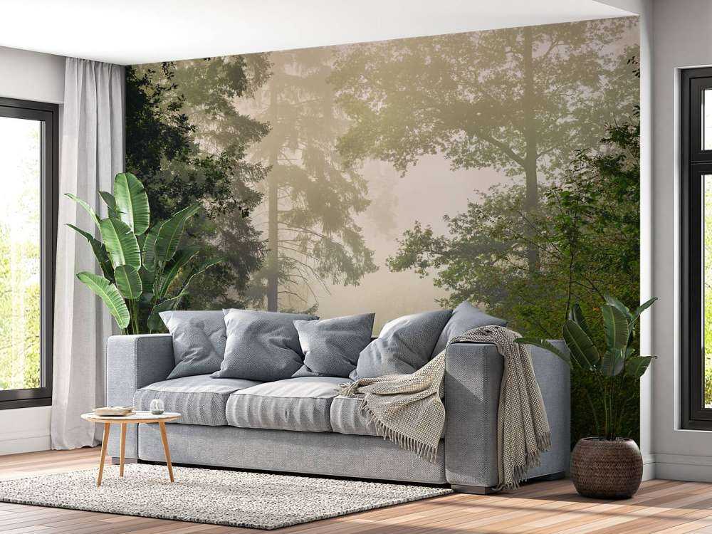 Strada attraverso la foresta nebbiosa