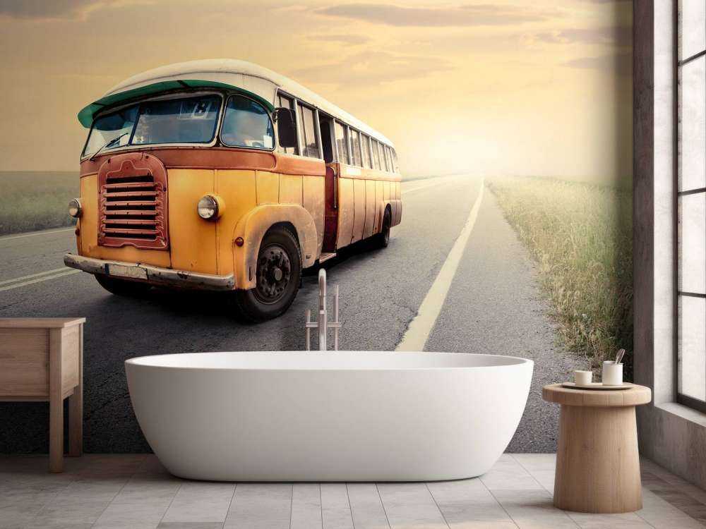 Autobus su una strada deserta