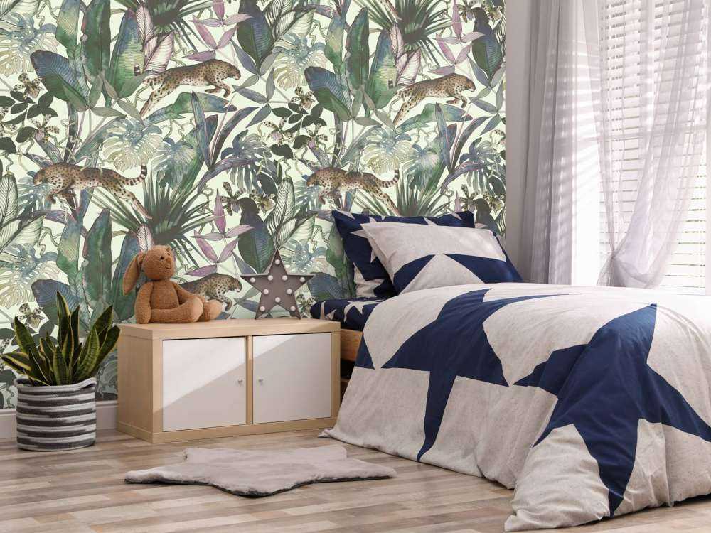 Ghepardo tra le foglie tropicali