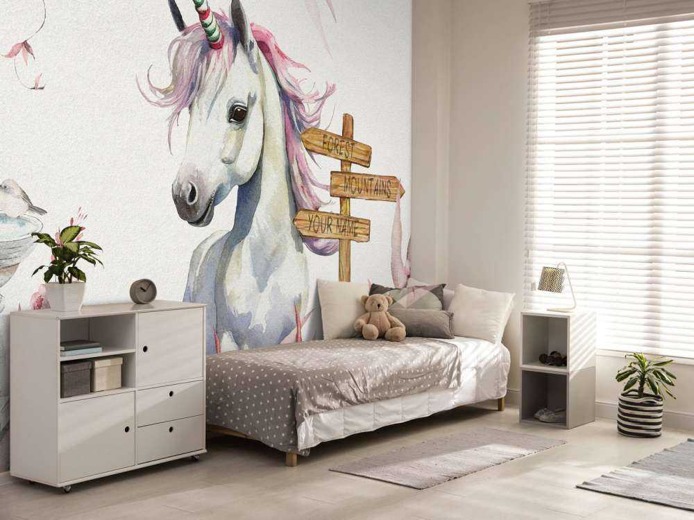 Baby unicorno con piante rosa