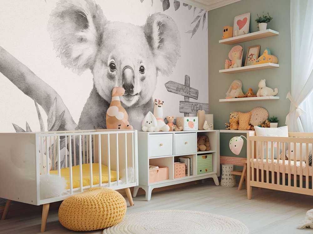 Baby koala nella giungla beige