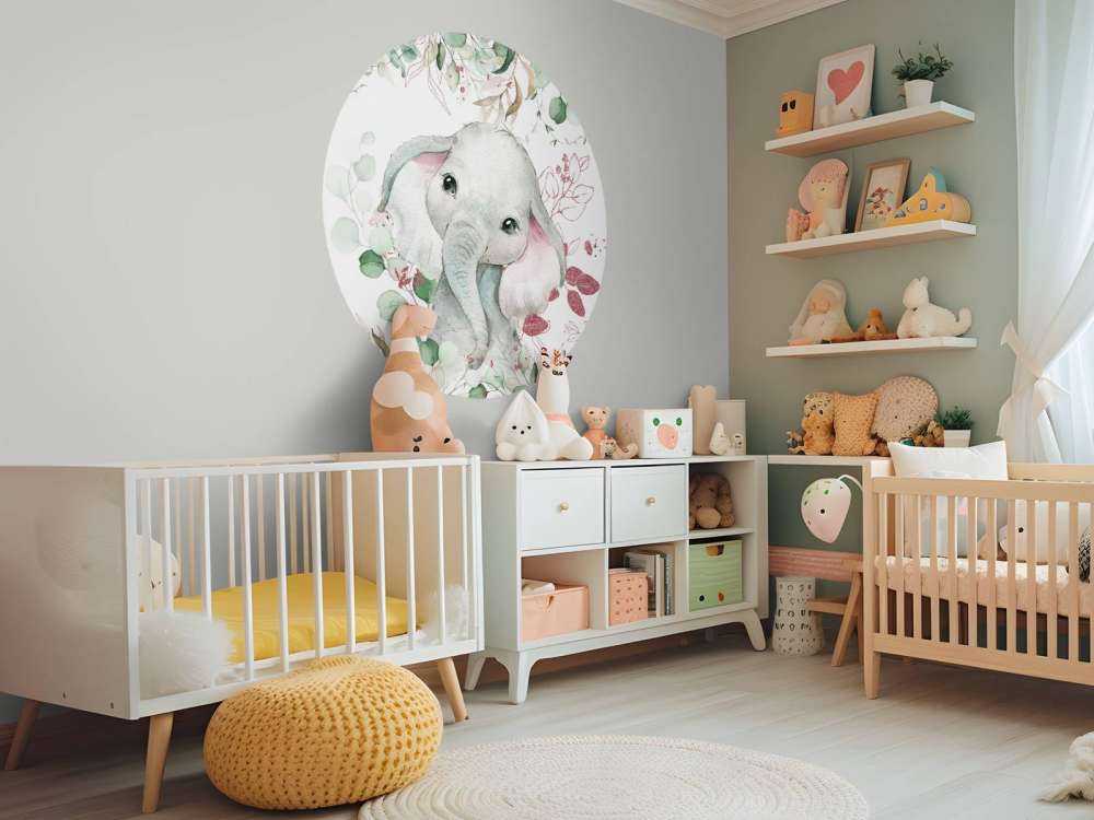 Baby elefante con foglie di menta e rosa