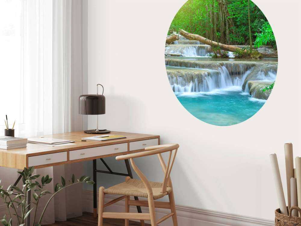 Ampia cascata nella foresta