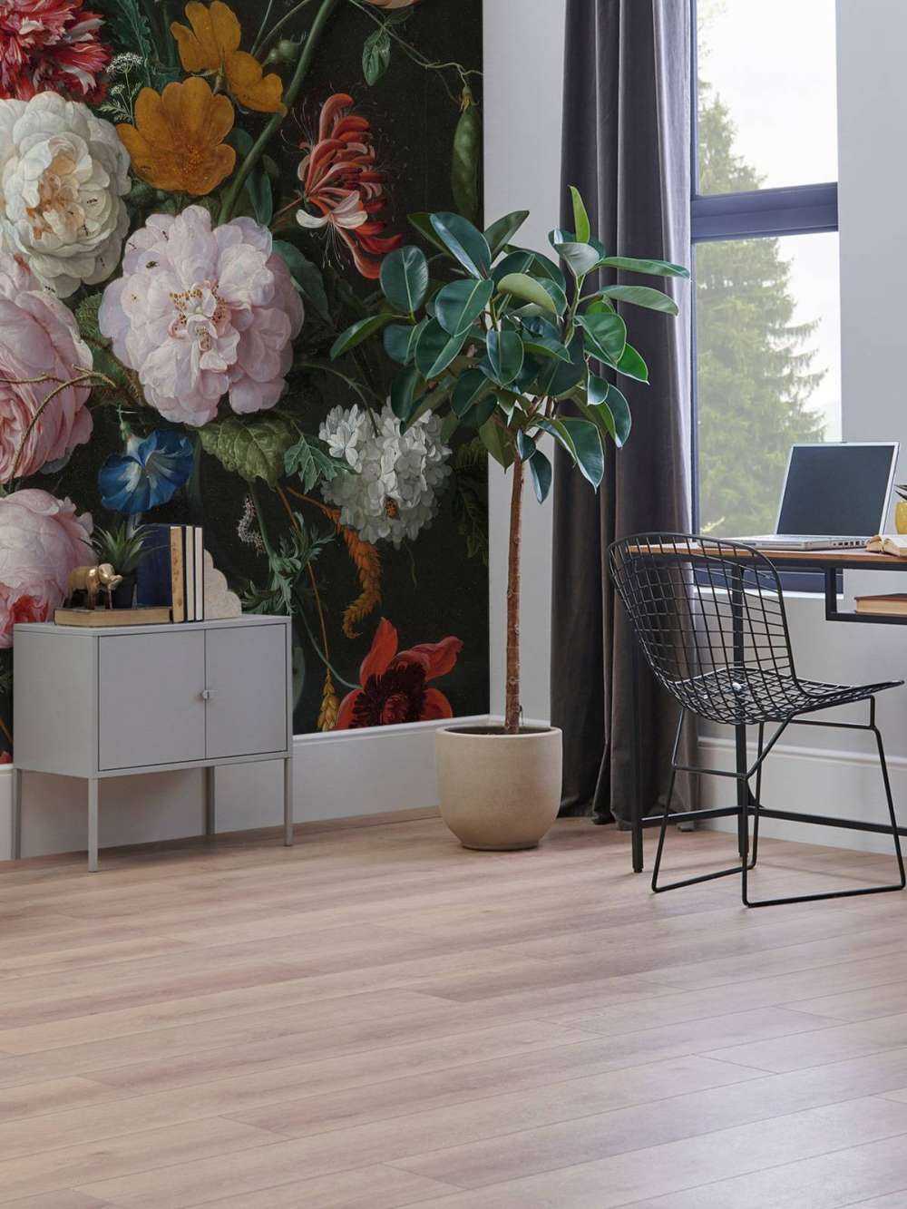 Natura morta con fiori in vaso di vetro