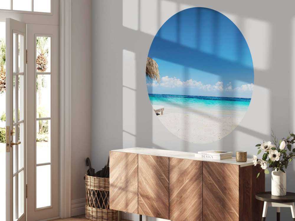 Sedie e ombrellone sulla spiaggia tropicale