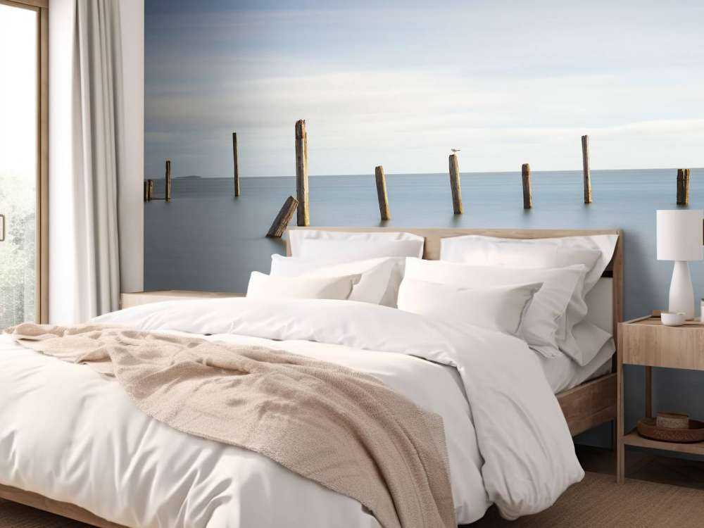 Vecchi pali di legno nel mare