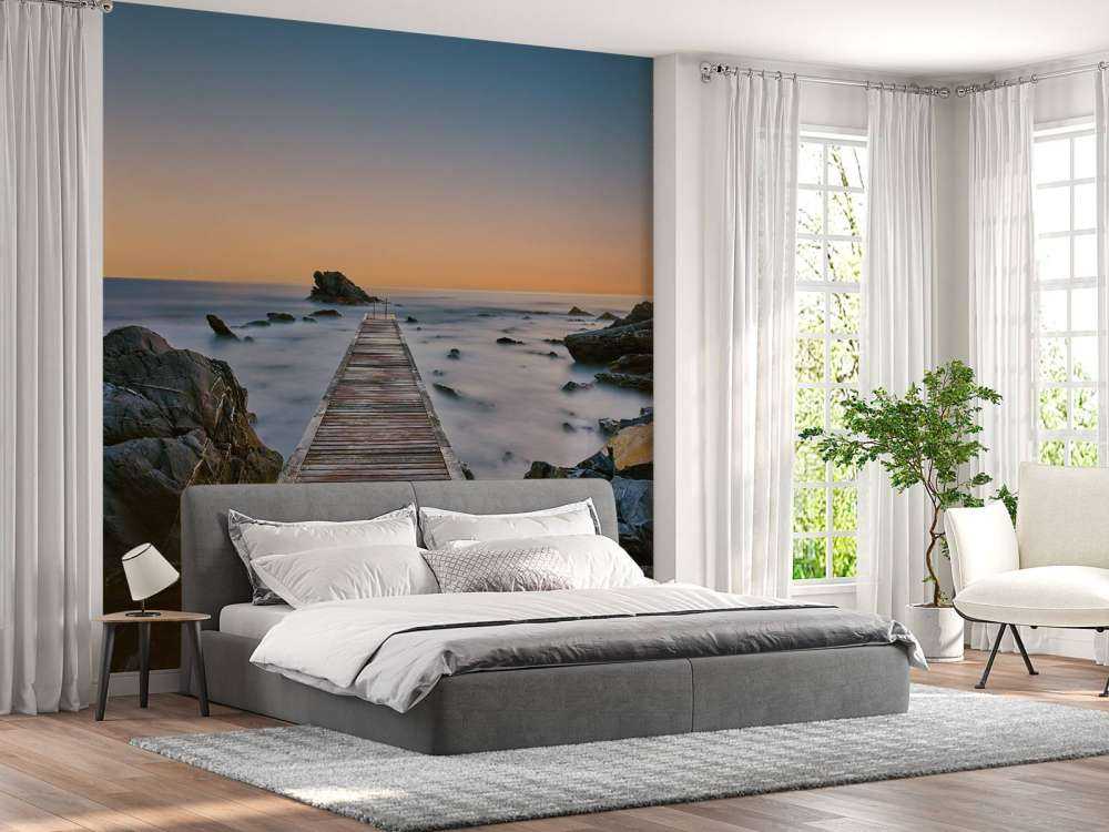 Molo su una riva rocciosa