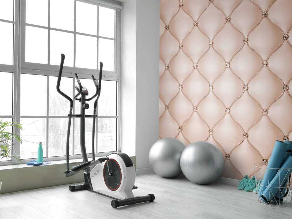 Pared con collage rosa chic