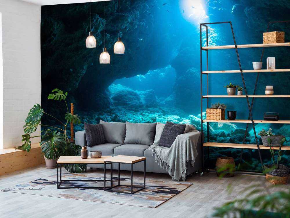 Grotta scura nell'oceano