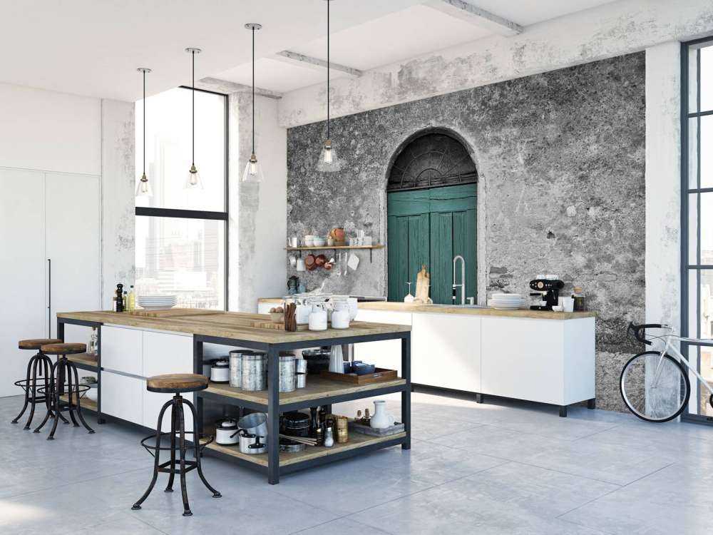 Porta verde in un vecchio muro