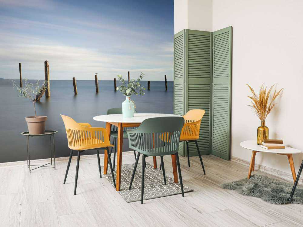 Vecchi pali di legno nel mare