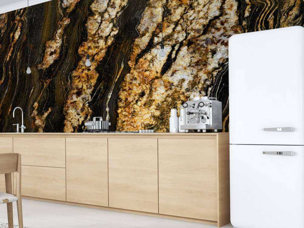 Marmo scuro con struttura dorata