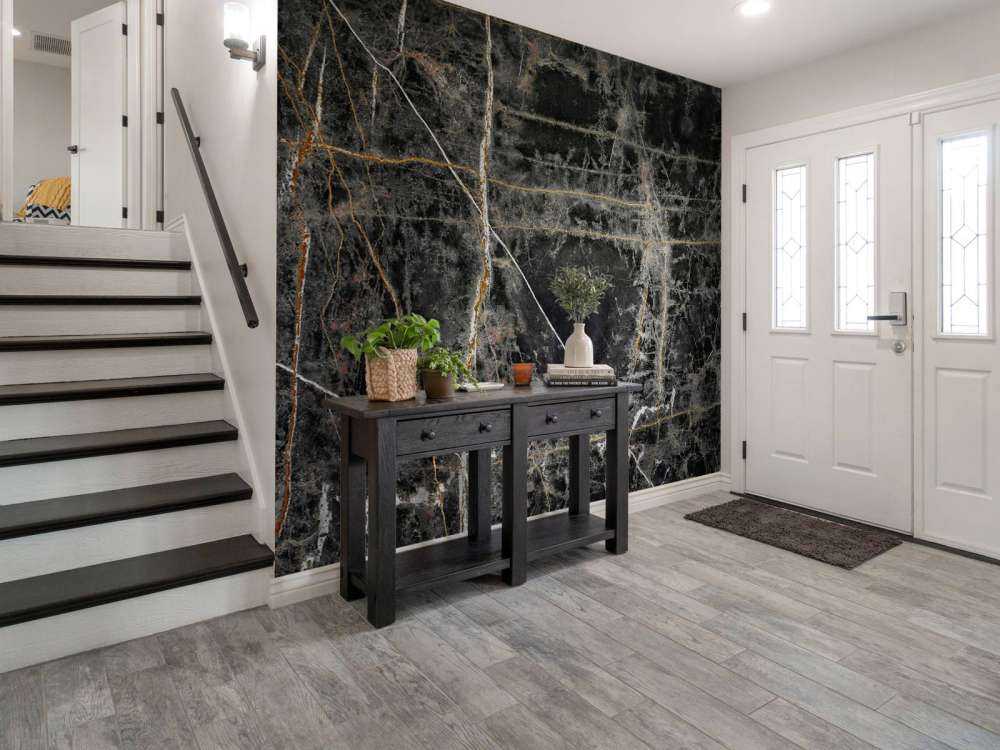 Marmo scuro con linee color rame