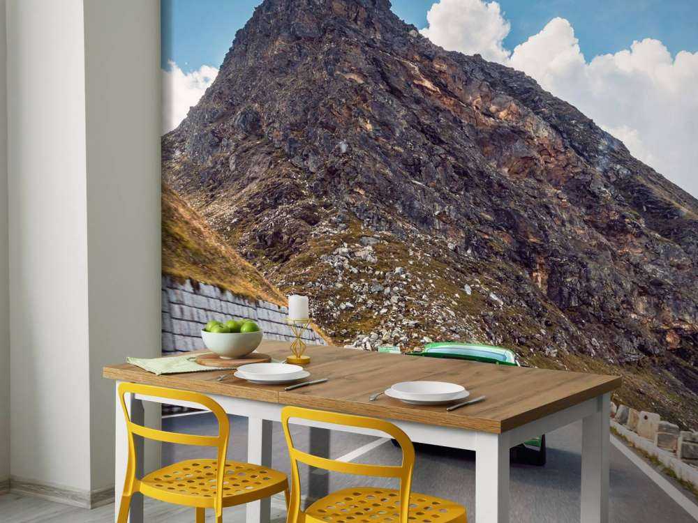 Bergpas con auto sportivi