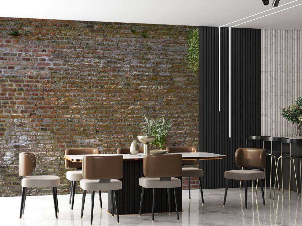 Vecchio muro di cinta in pietra con piante