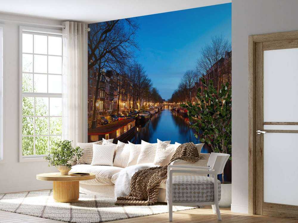 Case galleggianti lungo il canale illuminato