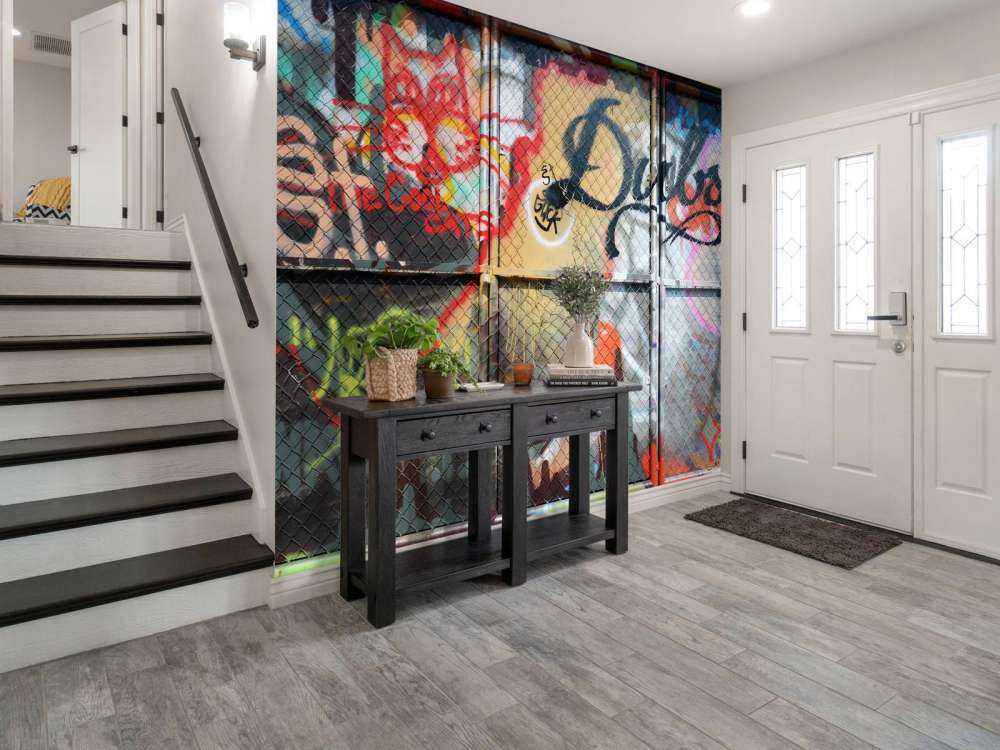 Graffiti su porte in acciaio