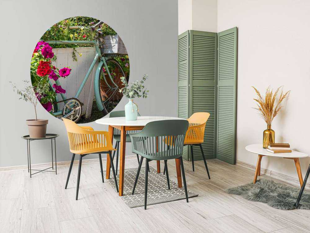 Vecchia bicicletta con fiori