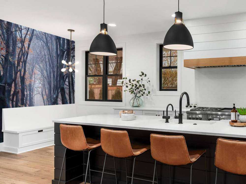 Sentiero forestale con foglie