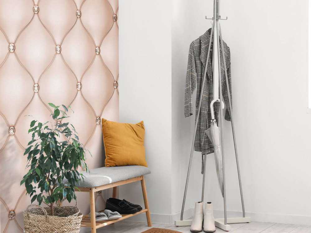 Pared con collage rosa chic