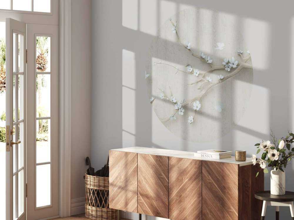 Rama con flores blancas sobre fondo de madera