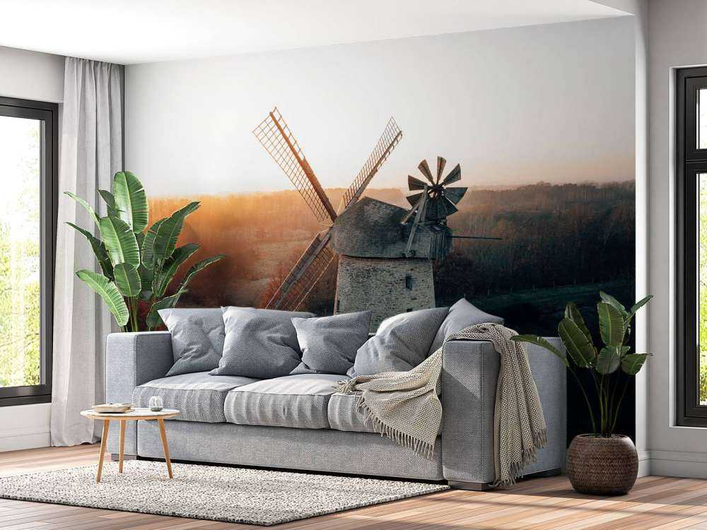 Mulino a vento in splendida luce al tramonto