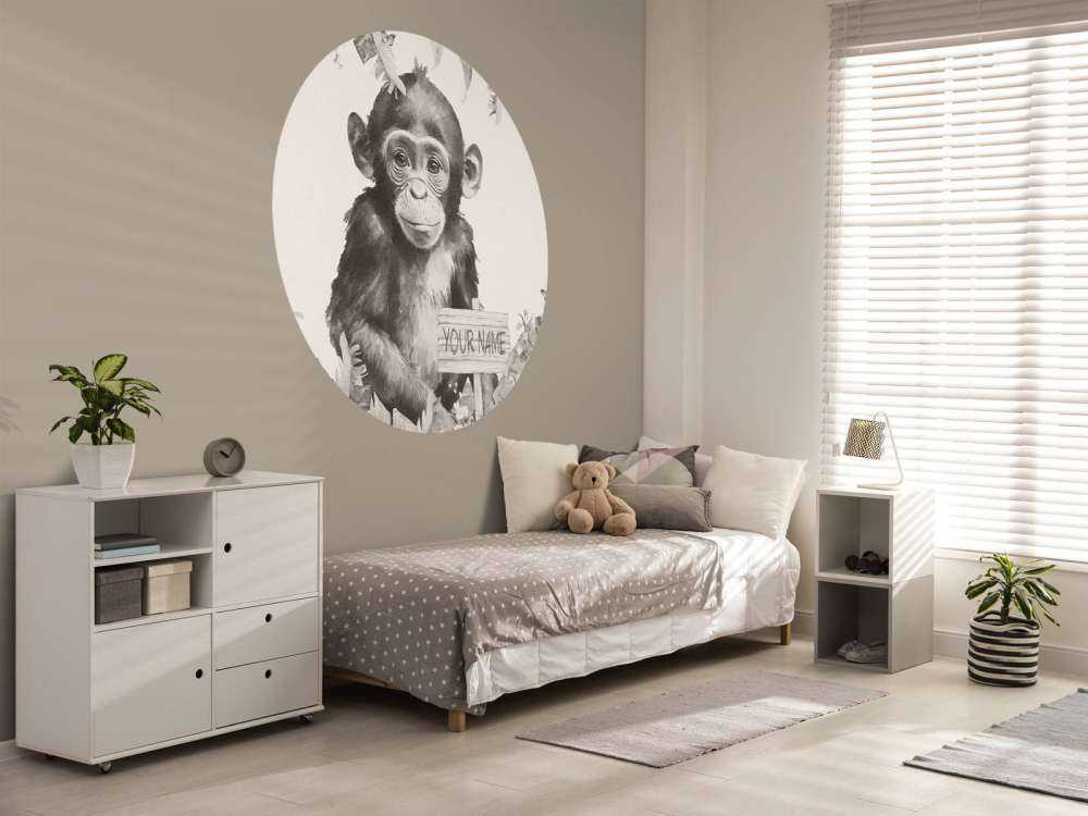 Baby scimpanzé nella giungla beige