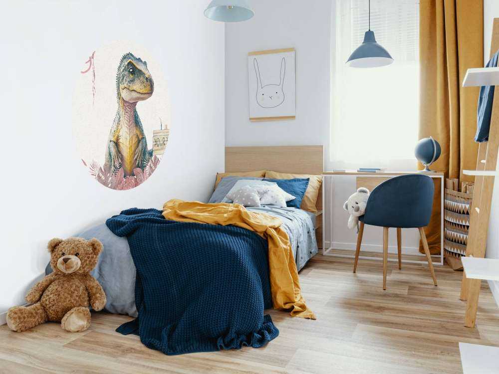 Baby t-rex nella giungla rosa