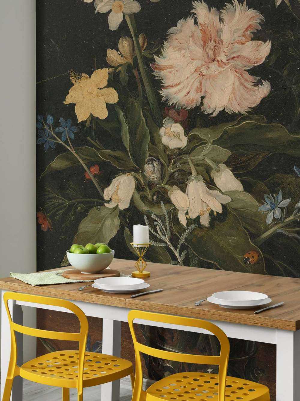 Natura morta con fiori in un bicchiere