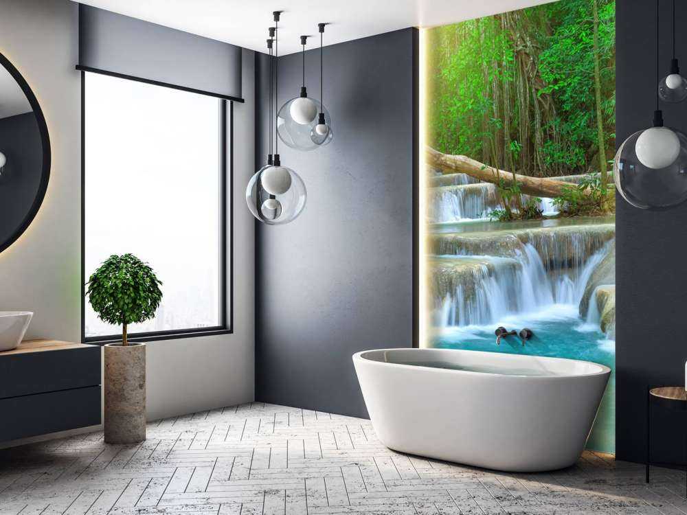 Ampia cascata nella foresta