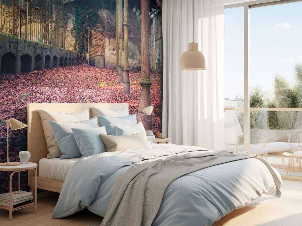 Casa abbandonata con foglie