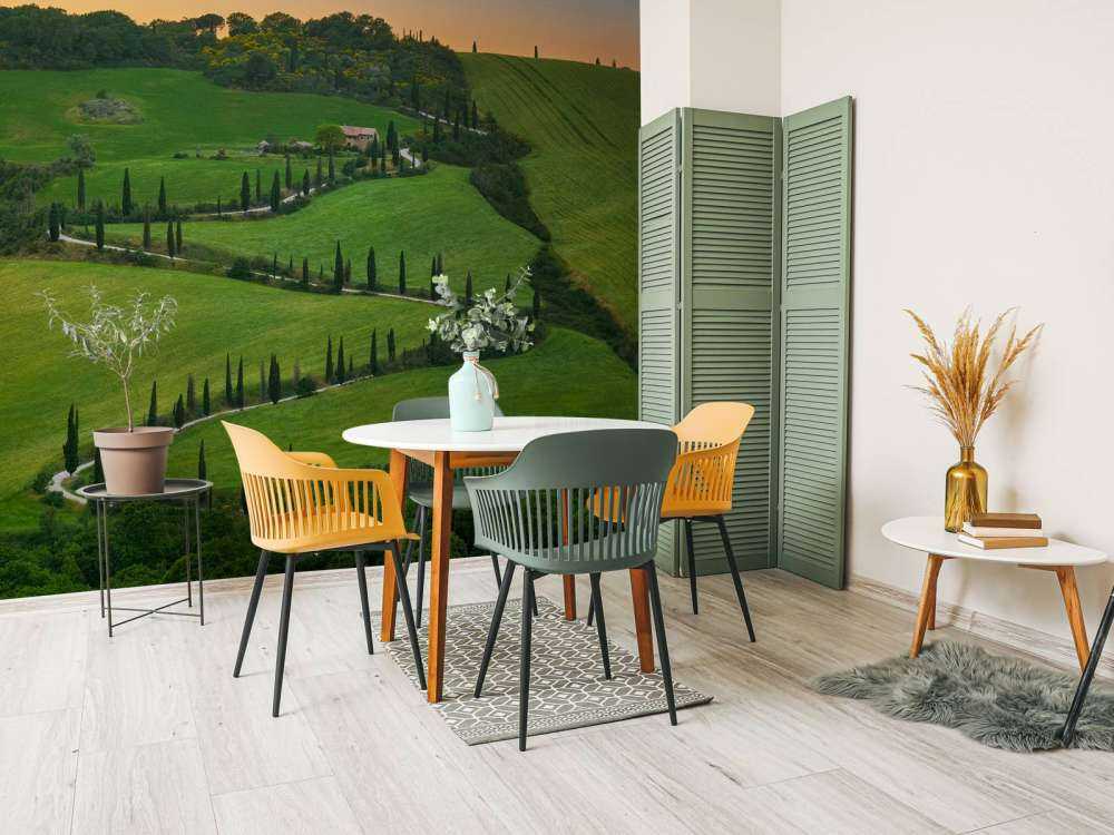 Strada tortuosa con cipressi