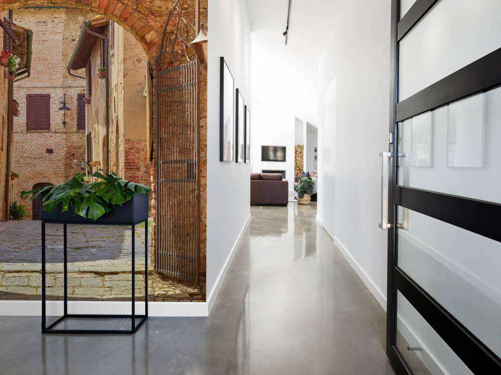 Strada con arco e cancello