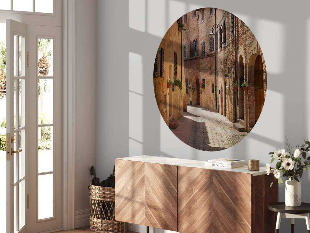 Strada classica con fiori