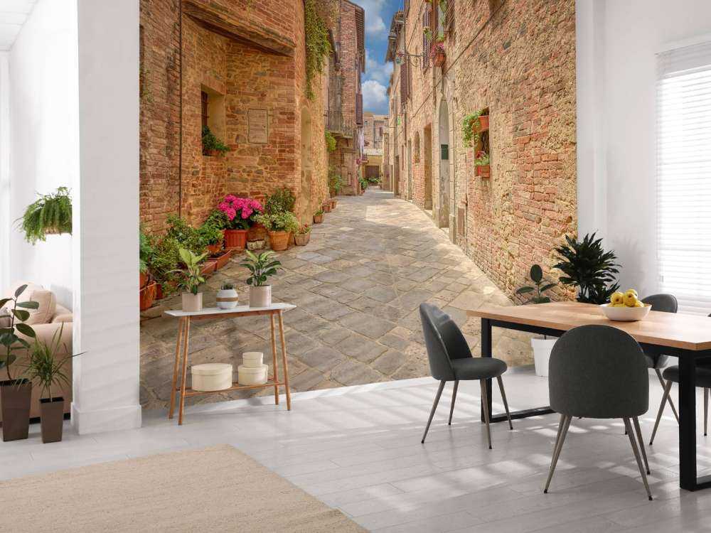 Strada italiana con piante e fiori