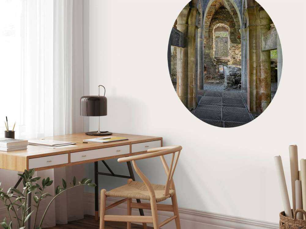 Edificio abbandonato con archi