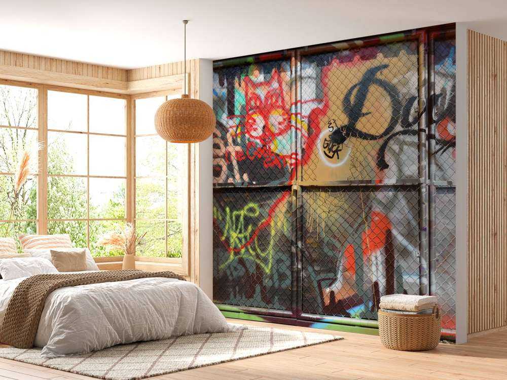 Graffiti su porte in acciaio